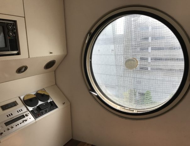 capsule window